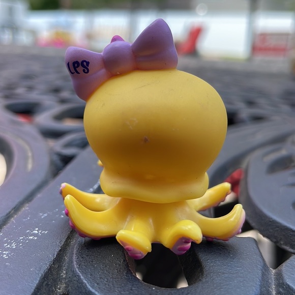 Littlest Pet Shop Yellow Octopus Lavender Bow - Picture 3 of 8